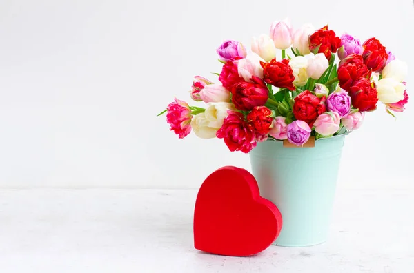 Flores frescas de tulipanes con corazón —  Fotos de Stock