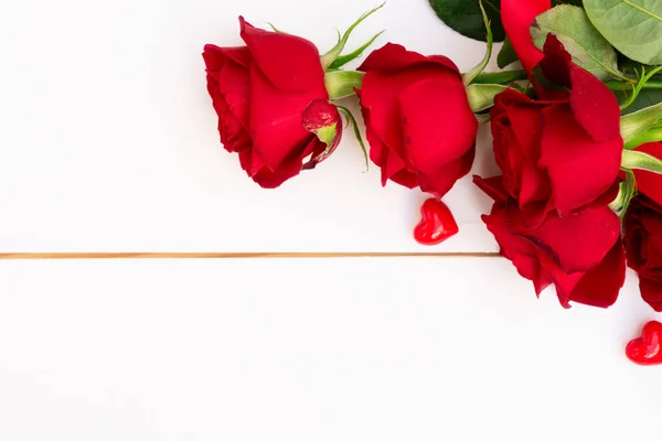 Roses à fleurs rouges sur bois — Photo