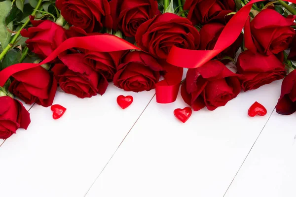 Trandafiri roșii înfloritori pe lemn — Fotografie, imagine de stoc