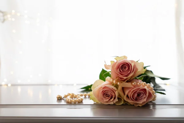 Verse roos bloemen op grijs — Stockfoto