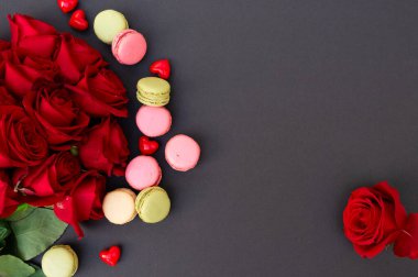 Siyah arkaplanda kırmızı güller