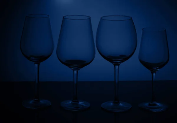 Copos de vinho em azul — Fotografia de Stock