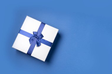 Cam topların olduğu bir Noel sahnesi