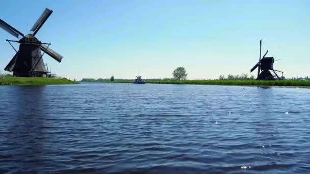 Molino de viento holandés sobre las aguas del río — Vídeos de Stock