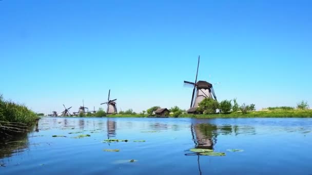 Hollandse windmolen boven rivierwater — Stockvideo