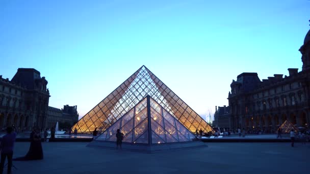 Het louvre art museum in Parijs — Stockvideo