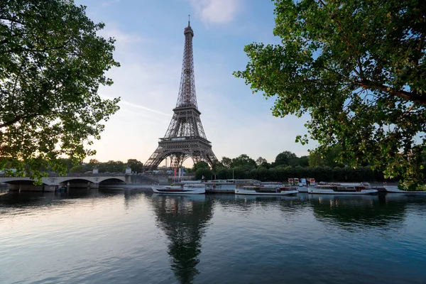 Tour Eiffel sur la Seine — Photo