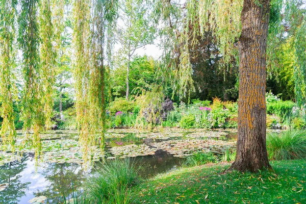 Gverny yeşil bahçe galerisi — Stok fotoğraf