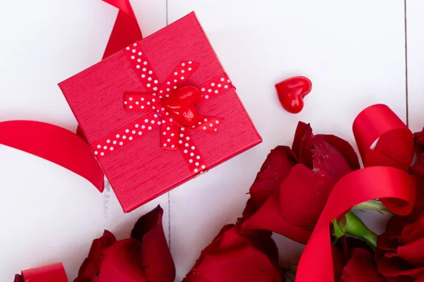 Red blooming roses on wood — Stock Photo, Image