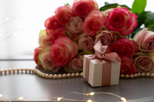 Flores de rosas frescas en gris — Foto de Stock