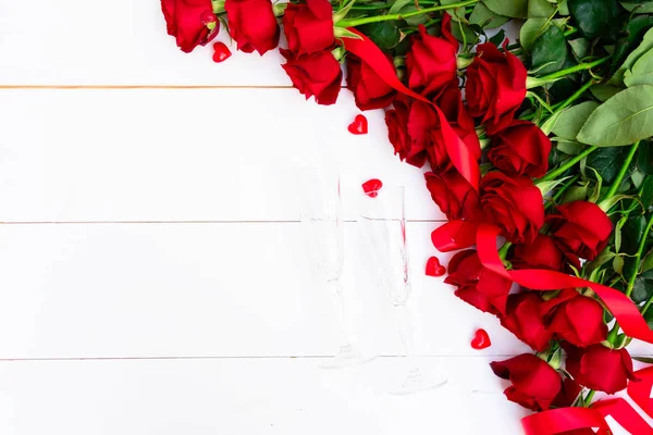 Rose rosse in fiore su legno — Foto Stock