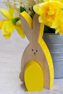 Renkli yumurtalarla Paskalya sahnesi