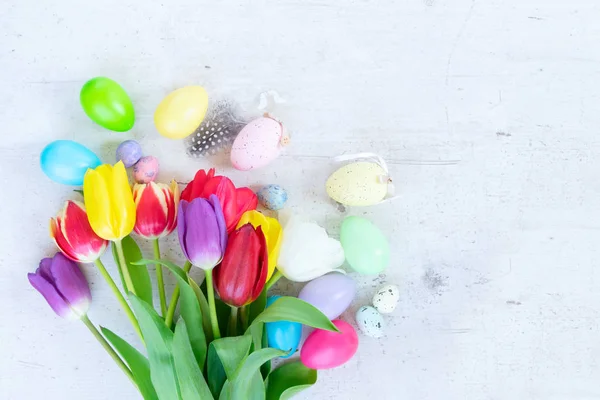 Huevos de Pascua con tulipanes —  Fotos de Stock