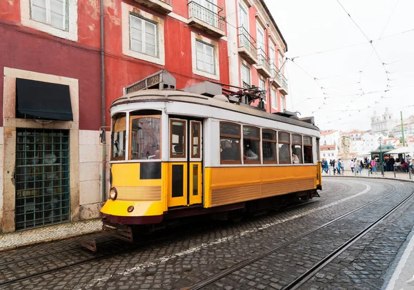 Alfama, Lizbon dar sokaklarında tramvay
