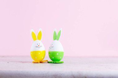 Renkli yumurtalarla Paskalya sahnesi