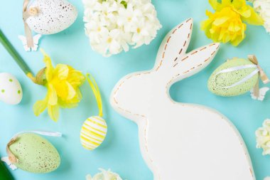 Renkli yumurtalarla Paskalya sahnesi