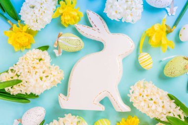 Renkli yumurtalarla Paskalya sahnesi