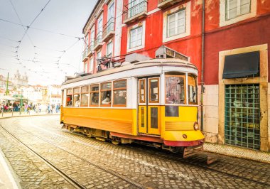 Alfama, Lizbon dar sokaklarında tramvay
