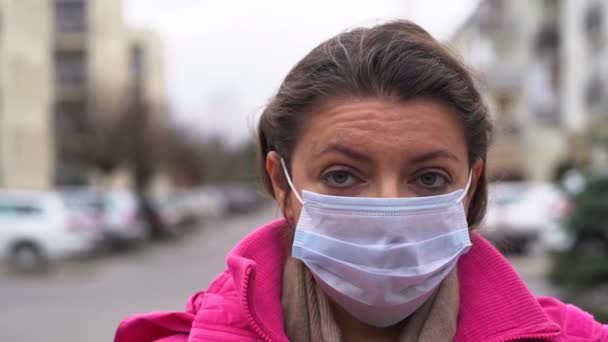 Vrouw draagt virus bescherming masker — Stockvideo