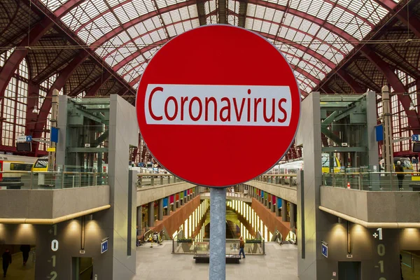 Coronavirus jel vonattal a háttérben — Stock Fotó