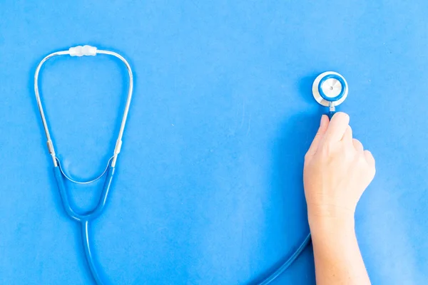 Hälso-och sjukvård koncept på blå — Stockfoto