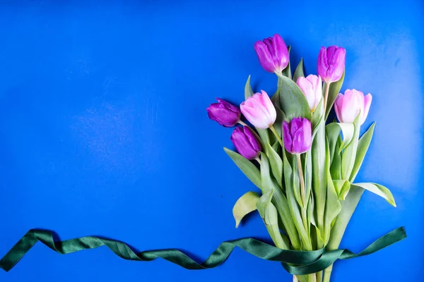 Fiori di tulipani rosa e viola — Foto Stock