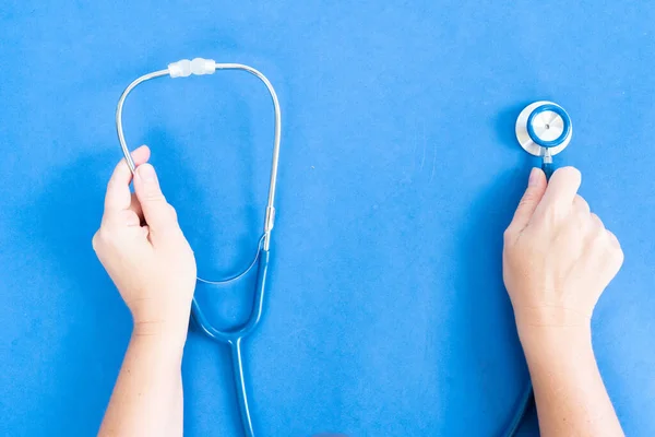 Hälso-och sjukvård koncept på blå — Stockfoto