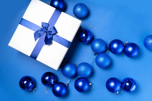 Christmas flat lay scene with glass balls — Stock Photo, Image