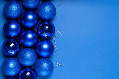 Cam topların olduğu bir Noel sahnesi