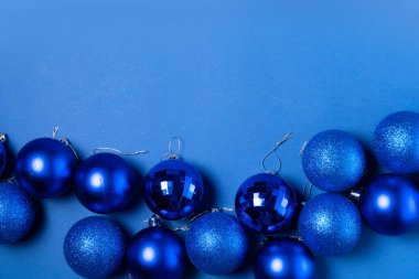 Cam topların olduğu bir Noel sahnesi