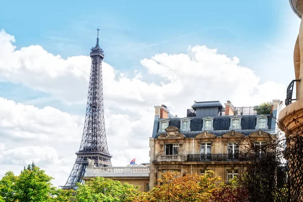 Wycieczka eiffel i ulica Paryża — Zdjęcie stockowe