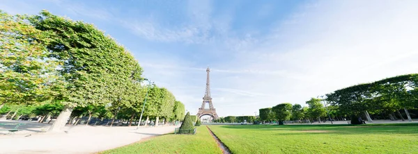 Eiffeltur och Paris stadsbild — Stockfoto