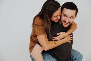 Orta yaşlı çift eğleniyor. Bir kadın erkeğinin sırtında.