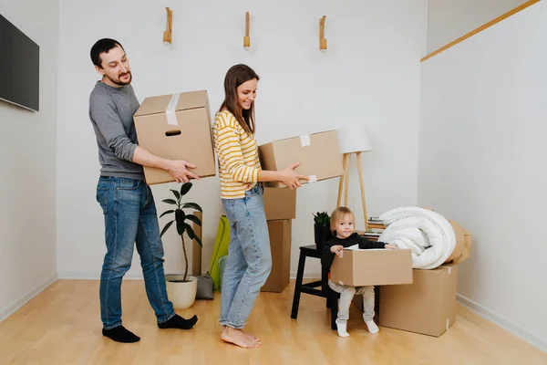 Família levar caixas para uma pilha, eles estão se movendo para fora de um antigo apartamento . — Fotografia de Stock