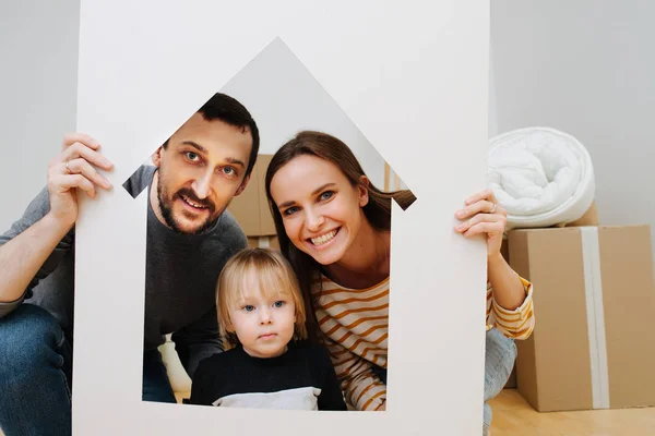 Retrato familiar, tomado a través de la casa que se asemeja al marco — Foto de Stock