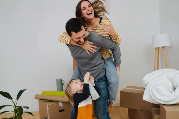 Família comemorando a mudança para um novo apartamento. Eles estão se divertindo juntos . — Fotografia de Stock