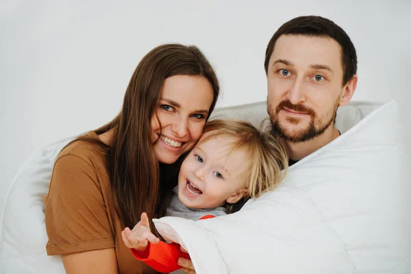 Egy boldog család portréja takaróba csomagolva. Anya, apa és a fiúk.. — Stock Fotó