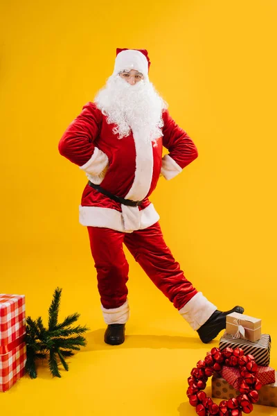 Cheerful Santa Claus in a funny pose, studio shot. — Stock Photo, Image