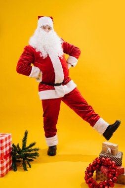 Ellerini beline koyup dans eden mutlu Noel Baba.