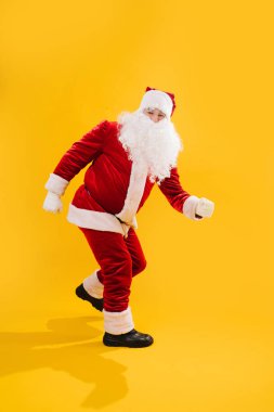 Mutlu Noel Baba dans ediyor, dans ediyor, rock-n-roll yapıyor