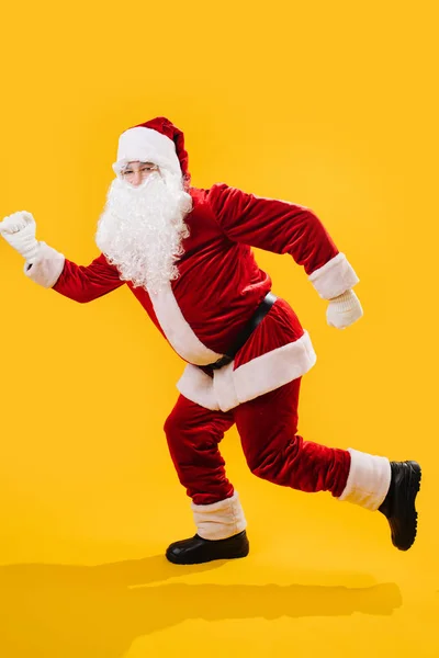 Feliz dança Papai Noel fazendo uma versão de um homem ambulante movimento — Fotografia de Stock