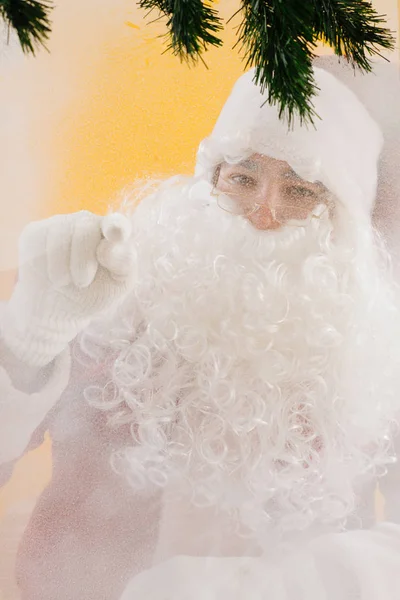 Mikołaj pisze tajną wiadomość na zamarzniętym oknie. Wesołych Świąt — Zdjęcie stockowe