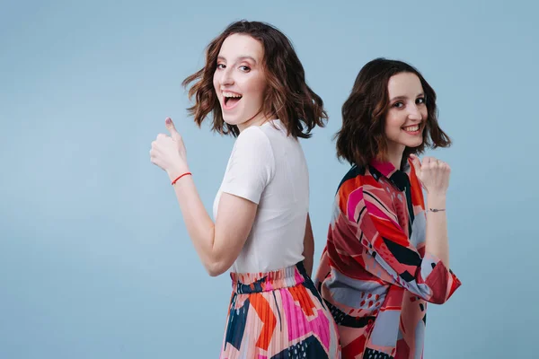 Twin sisters have fun dancing in the studio — Stock Photo, Image