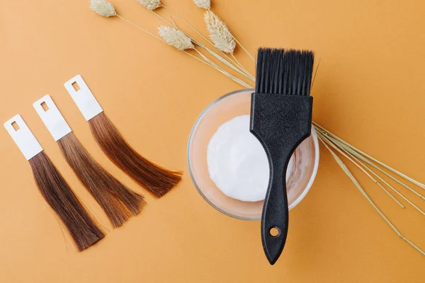 Composição de amostras de cabelo, tigela de desenvolvedor morrer, escova preta, picos de cereais — Fotografia de Stock