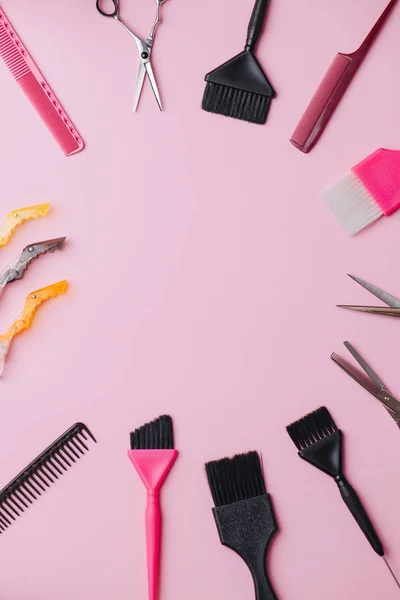 Ferramentas essenciais para tingimento: escovas, tesouras, pentes e clipes sobre rosa . — Fotografia de Stock
