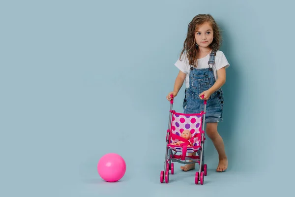 Fille jouant mère et fille avec une poupée . — Photo