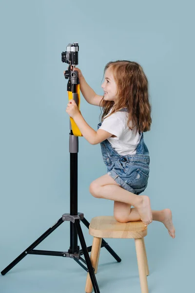 A litttle girl wants to take a picture — Stock Photo, Image