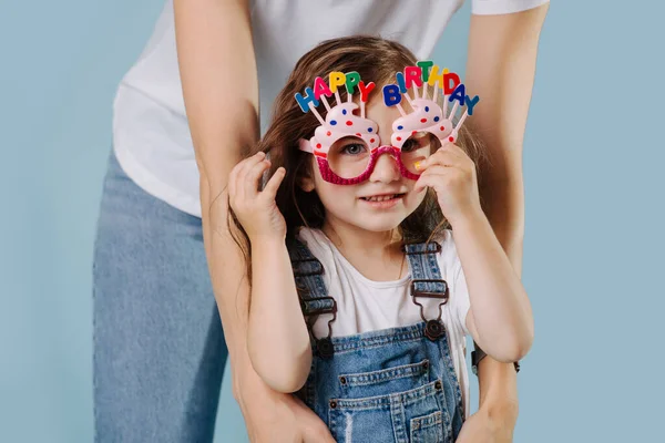 女の子身に着けています面白いです眼鏡とともにハッピー誕生日テキスト — ストック写真
