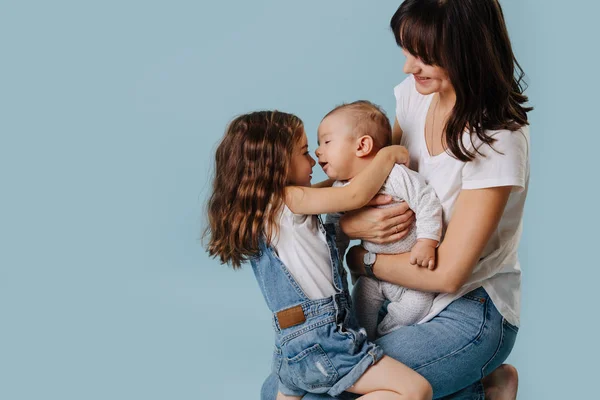 Familie foto, kinderen en mama knuffelen samen — Stockfoto