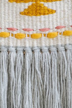 Yakın mesafeden sıkıca örülmüş makrome pankart, bir desen içinde dikilmiş ayak izleri..